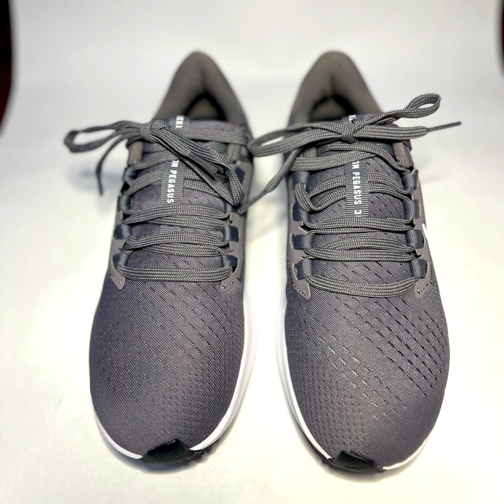 Brand new Nike sneakers. Never worn. Grey size 6.5